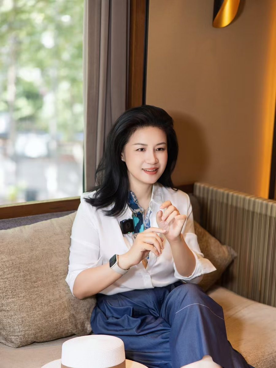 林海丹坐在窗边的沙发上交谈